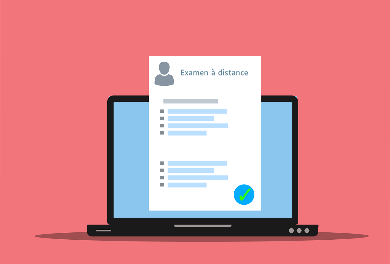 Illustration d'un laptop avec une feuille sur laquelle est écrit "examen à distance"