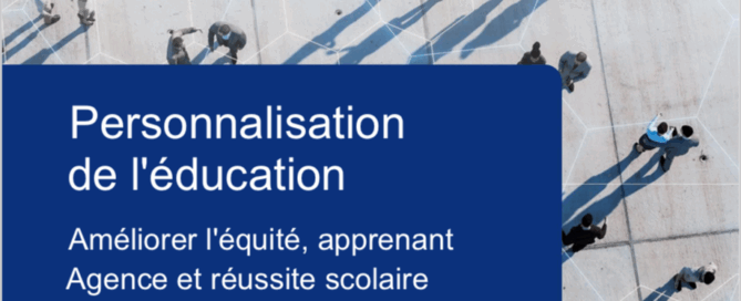 Couverture du rapport : Personnalisation de l’éducation : renforcer l’équité, l’autonomie des apprenants et la réussite académique > une photo (décorative) de personnes debout avec une source de lumière de côté qui produit des grands ombres sur le sol.