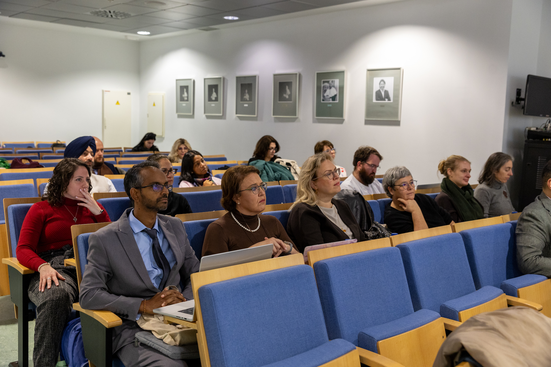 Photos des invités dans la salle de présentation